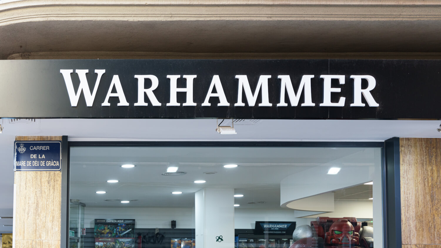 Enter the Grim Darkness of Warhammer